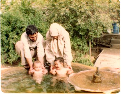 شهید کازرونی و همسر و فرزندانش  تصاویری از وداع جانسوز فرزندان شهید کازرونی با پدر  shahid