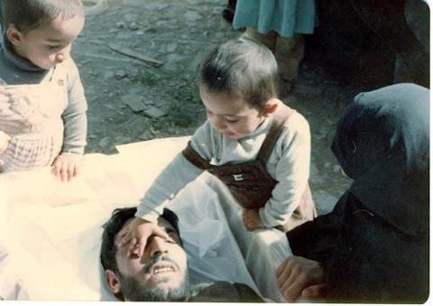 فرزندان شهید کازرونی   تصاویری از وداع جانسوز فرزندان شهید کازرونی با پدر  shahid