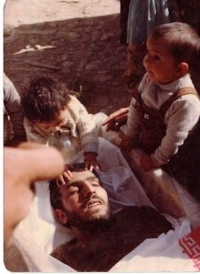 شهید  تصاویری از وداع جانسوز فرزندان شهید کازرونی با پدر  shahid